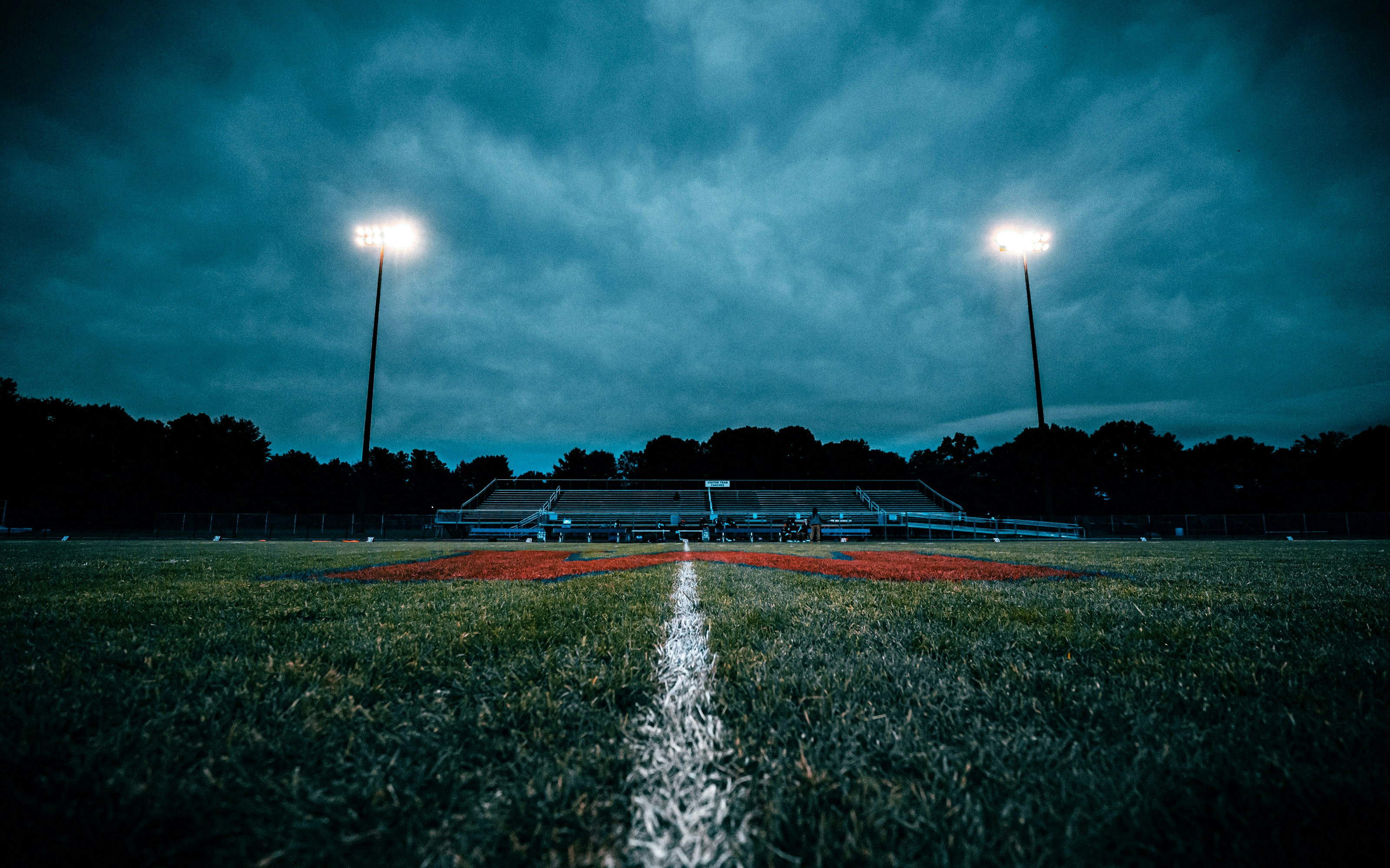 Blick auf den Sportplatz der SpVgg 09 in Buggingen bei einem Flutlichtspiel
